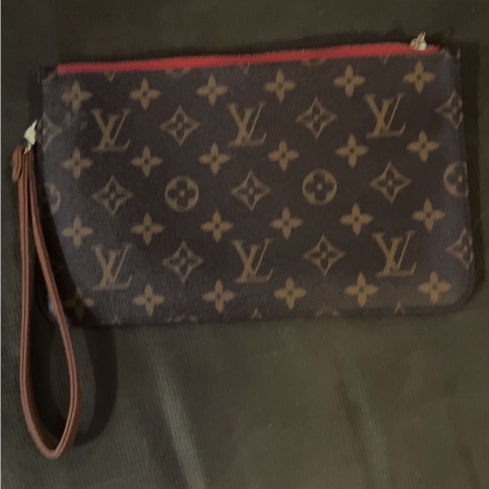 Medium size Louis Vuitton clutch brown in perfect condition. Brand new